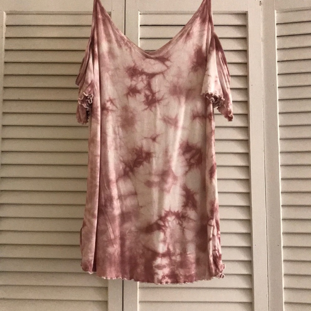 Marbled shirt with off the shoulder sleeves